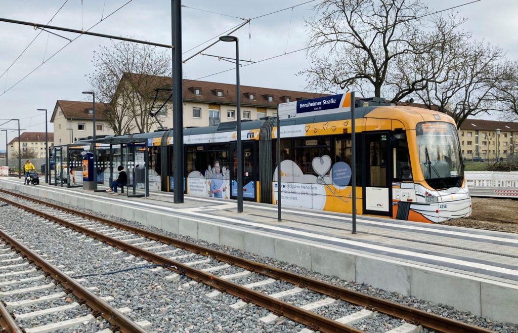Der umgebaute ÖPNV Haltepunkt Bensheimer Straße mit Straßenbahn und Bahnsteig