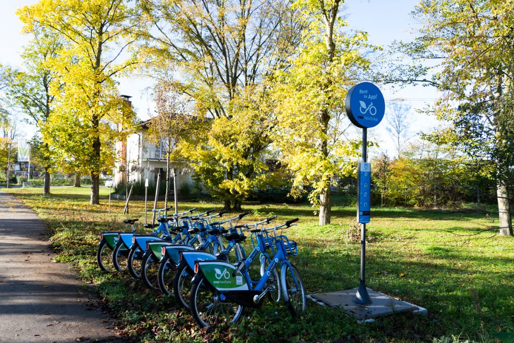 Eine Nextbike Station mit blauen Fahrrädern.