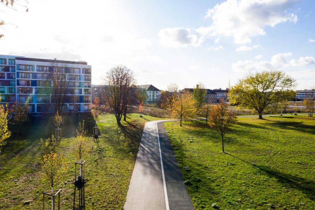 Der Fuß- und Fahrradrundweg Loop auf FRANKLIN mit Wohnbebauung und Grünflächen