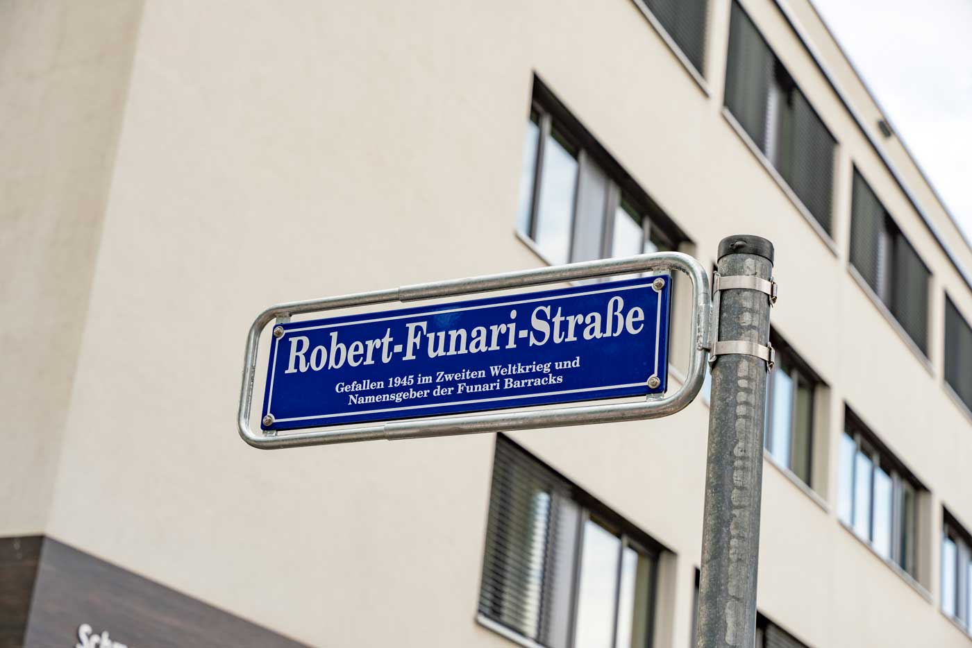 Straßenschild der Robert-Funari-Straße