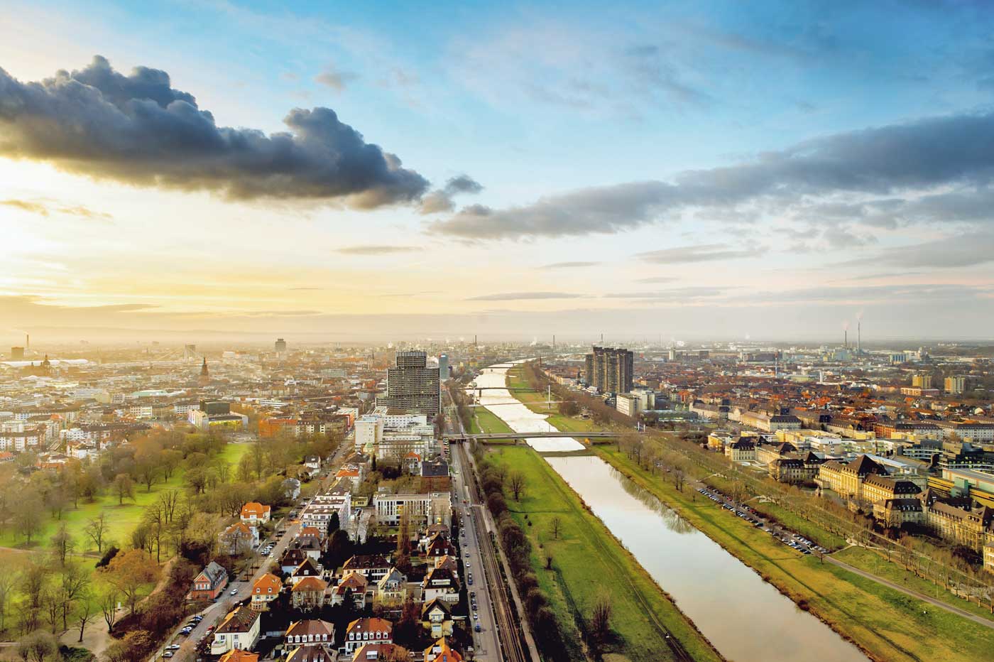 Luftbild von Mannheim mit Blick auf Neckar
