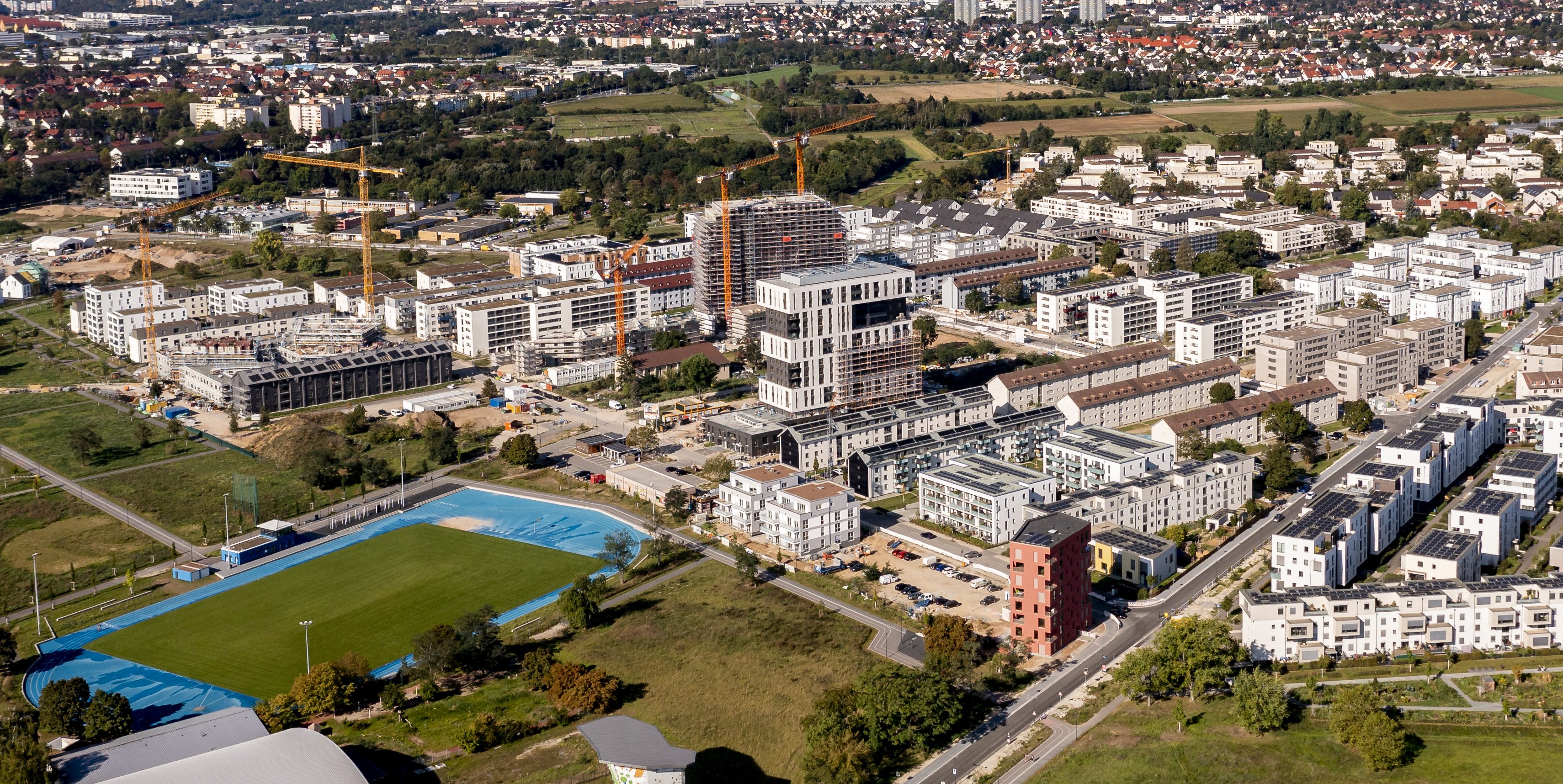 Luftbild vom Stadtteil FRANKLIN mit Blick auf den Sportplatz und die Hochpunkte E und O.