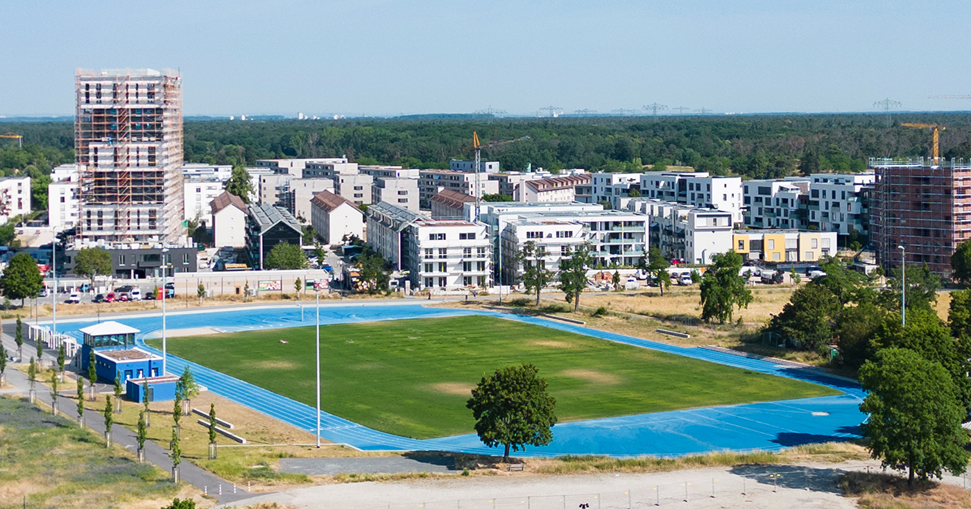 Die FRANKLIN Sportanlage mit einer blauen Rennbahn aus der Luft fotografiert.